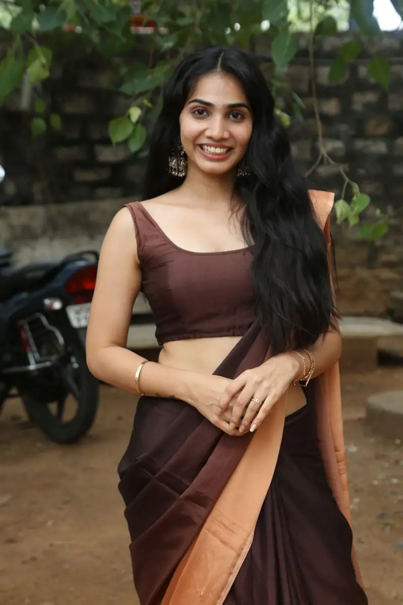 TELUGU GIRL SHAGNASRI VENUN IN MAROON SAREE 1